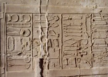 Darstellung von chirurgischen Instrumenten an der Rückwand des Tempels zu Kom Ombo (331–304 v. Chr.)