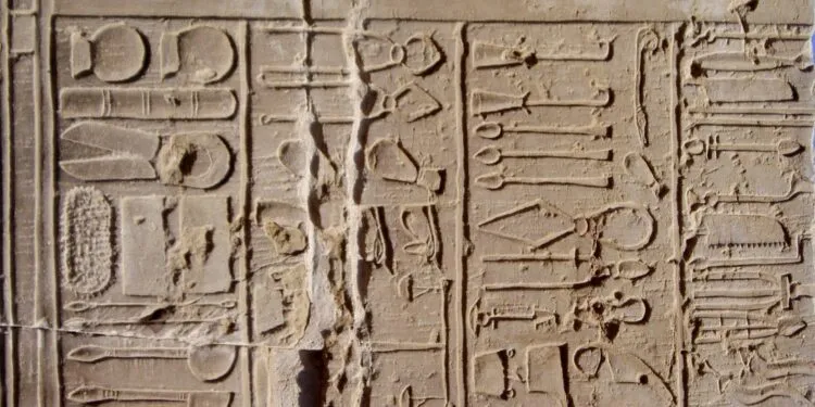 Darstellung von chirurgischen Instrumenten an der Rückwand des Tempels zu Kom Ombo (331–304 v. Chr.)