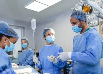 Operationstechnische Assistenz (OTA) in der Ausbildung im Operationssaal
