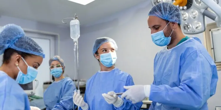 Operationstechnische Assistenz (OTA) in der Ausbildung im Operationssaal