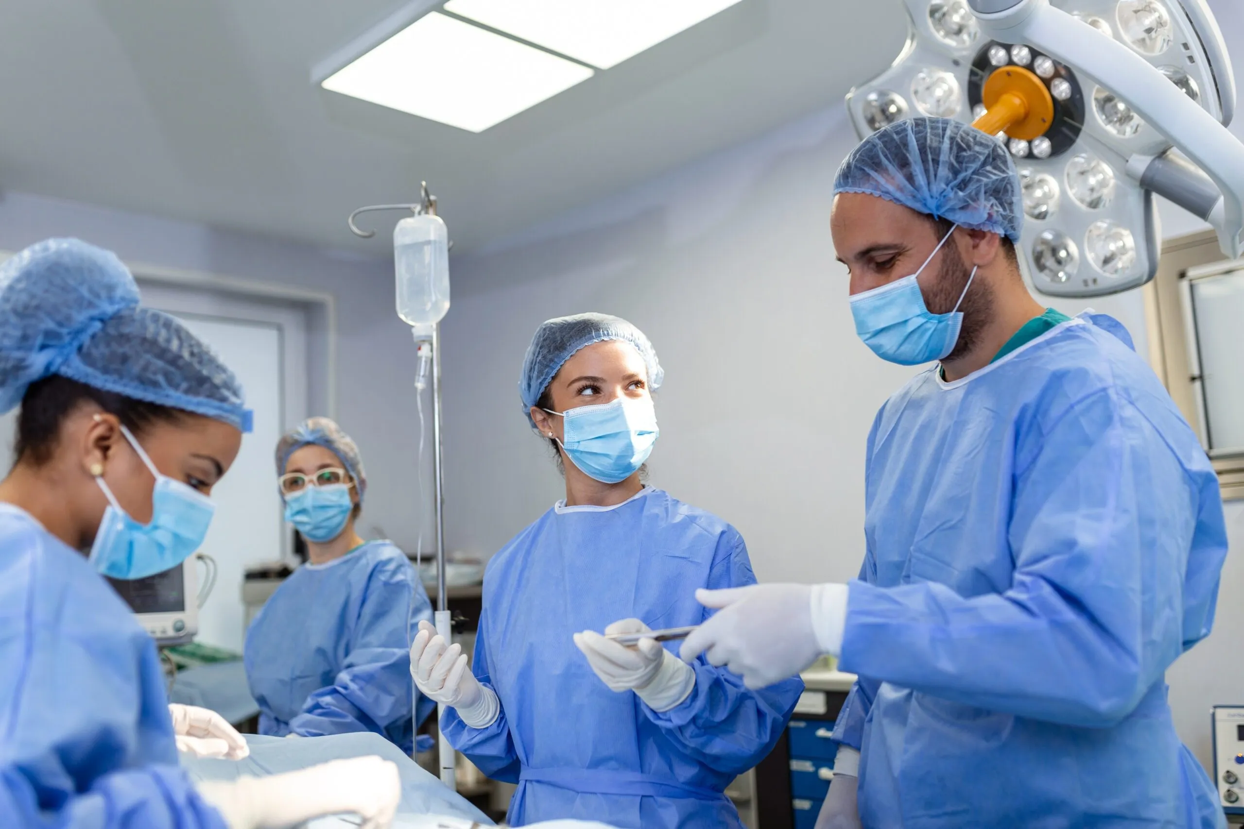 Operationstechnische Assistenz (OTA) in der Ausbildung im Operationssaal
