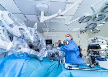 Erfahre, wie Roboter und Robotik die Präzision im OP revolutionieren, welche Vorteile sie für Patienten bieten und wie OTAs eine Schlüsselrolle spielen.