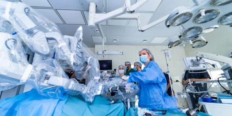 Erfahre, wie Roboter und Robotik die Präzision im OP revolutionieren, welche Vorteile sie für Patienten bieten und wie OTAs eine Schlüsselrolle spielen.