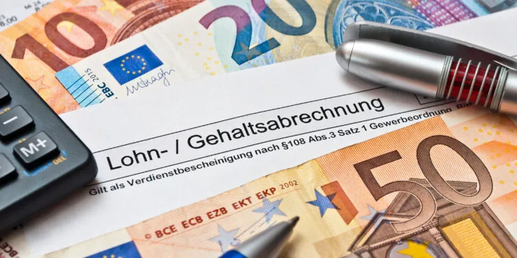 Eine österreichische Lohn- und Gehaltsabrechnung mit Euro-Scheinen symbolisiert das Gehalt in der OTA-Ausbildung und den Verdienst als diplomierte OTA.